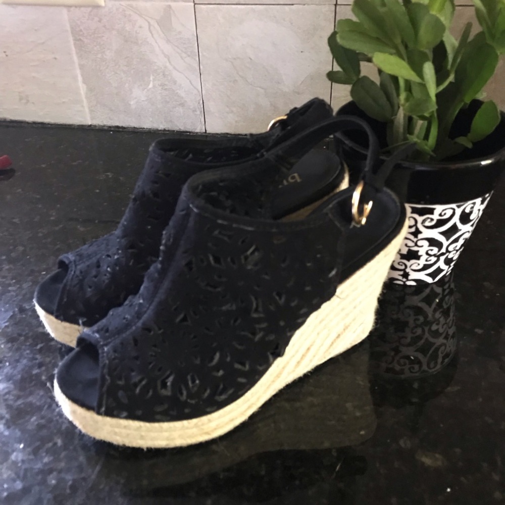 🌴🌺 Black peep toe wedge shoes with cutouts